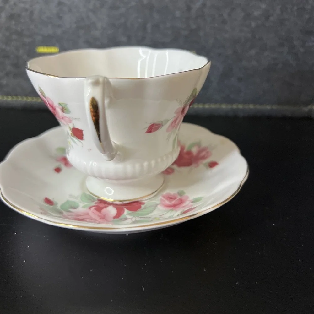 Royal Albert Bone China Pink Roses Chelsea Shape Footed Tea Cup Saucer Gold Trim